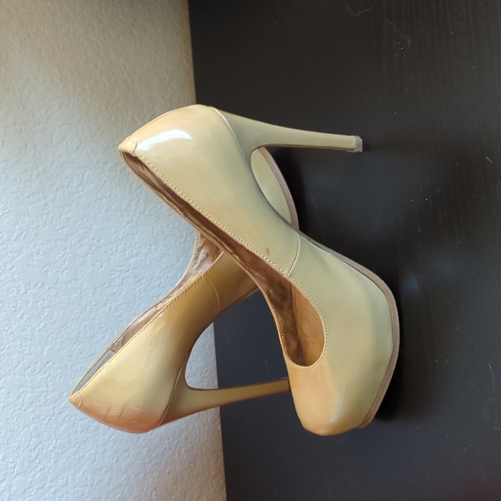 Nude patent leather pumps